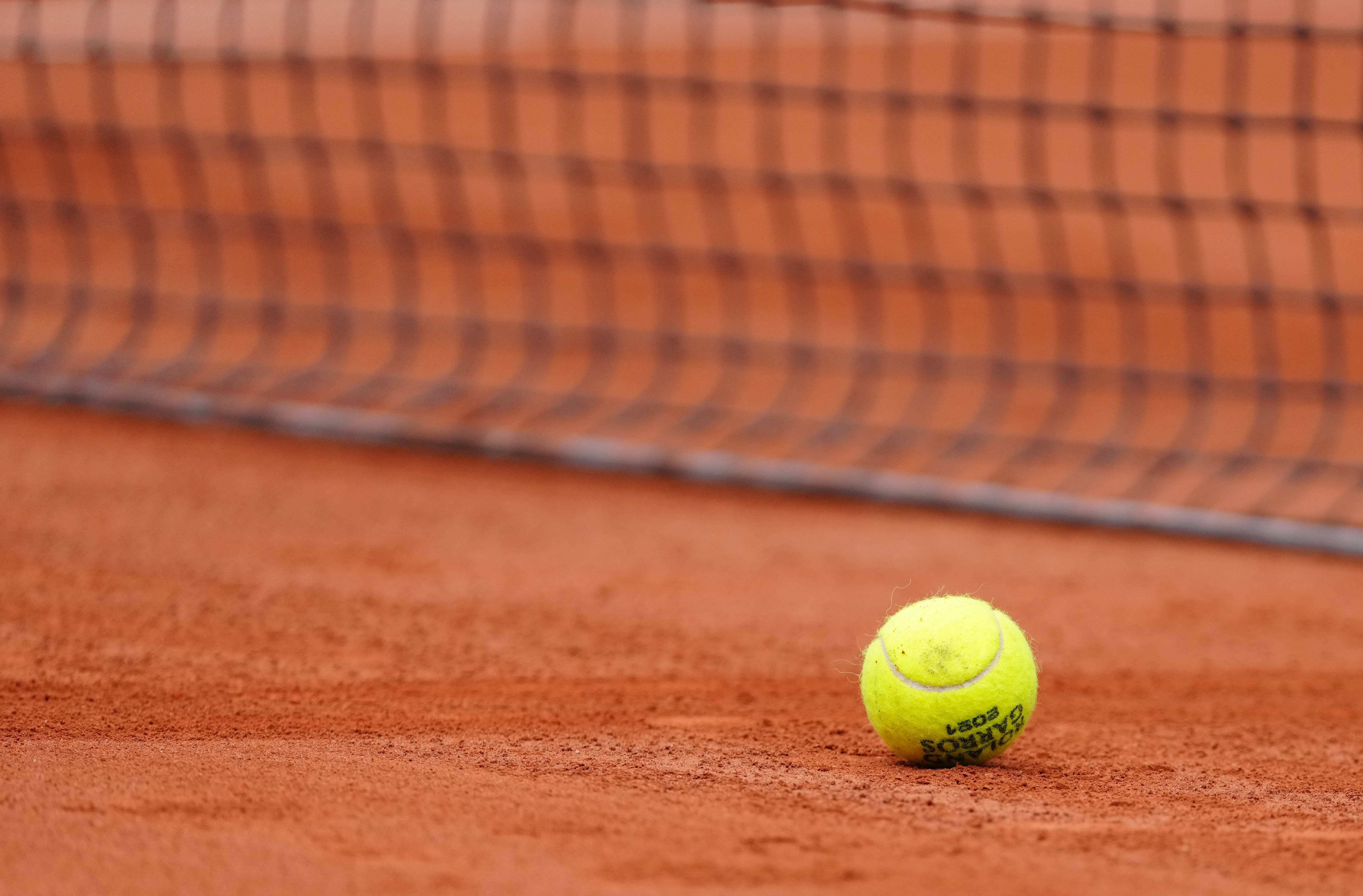 她在草地上 她在草地上